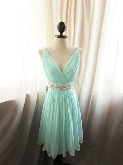 Amazing Pleated V-Neck A-Line Short Bridesmaid Dress With Crystal Sash Bridal Party Gowns Chiffon Mint Maid Of Honor Dress Custom Plus Size