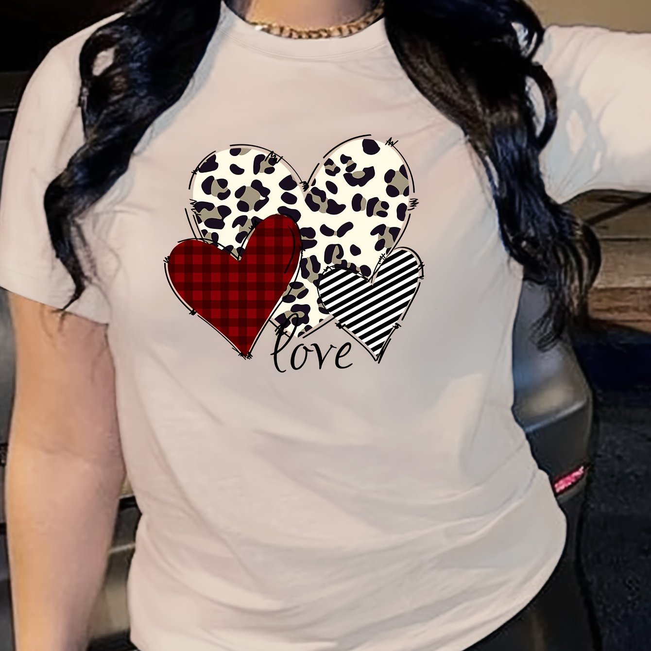 Chic Heart & Love Graphic Tee - Comfy Cotton Blend, Casual Short-Sleeve Crew Neck for Women