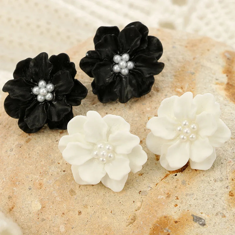 Lianfudai Sexy Woman Black Flower Earrings Party Club Accessories Ear Stud Earrings Fashion Jewelry Korean Pearl Earrings Moda Mujer 2024