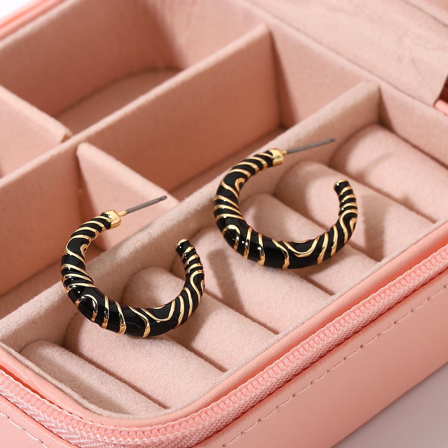 sengpan All Black Enamel Gold Color Leopard CC Shape Hoop Earrings For Women Trendy Korean Simple Cute Earring Jewelry