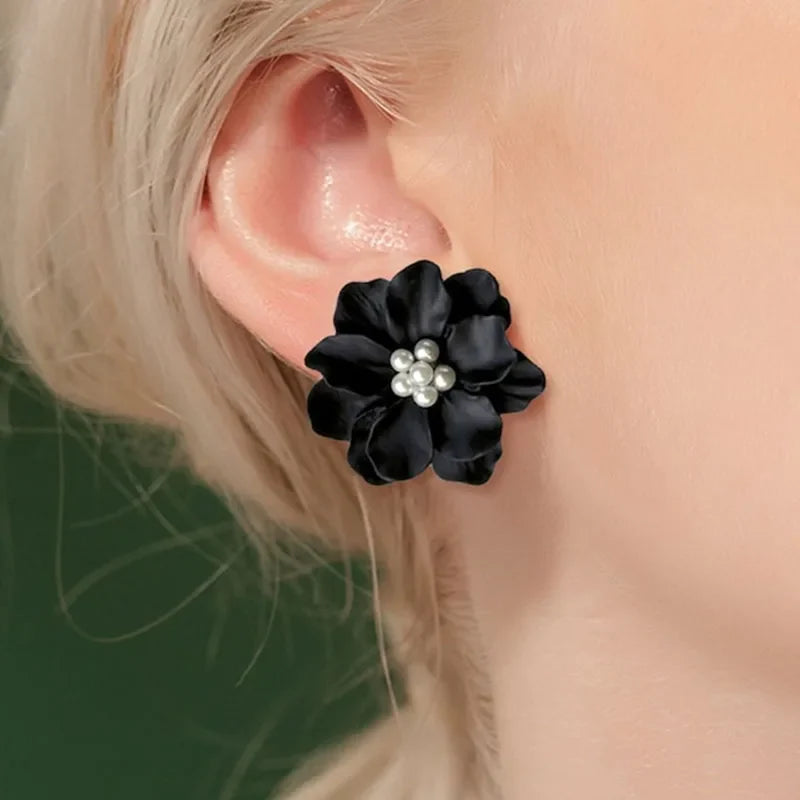 Lianfudai Sexy Woman Black Flower Earrings Party Club Accessories Ear Stud Earrings Fashion Jewelry Korean Pearl Earrings Moda Mujer 2024