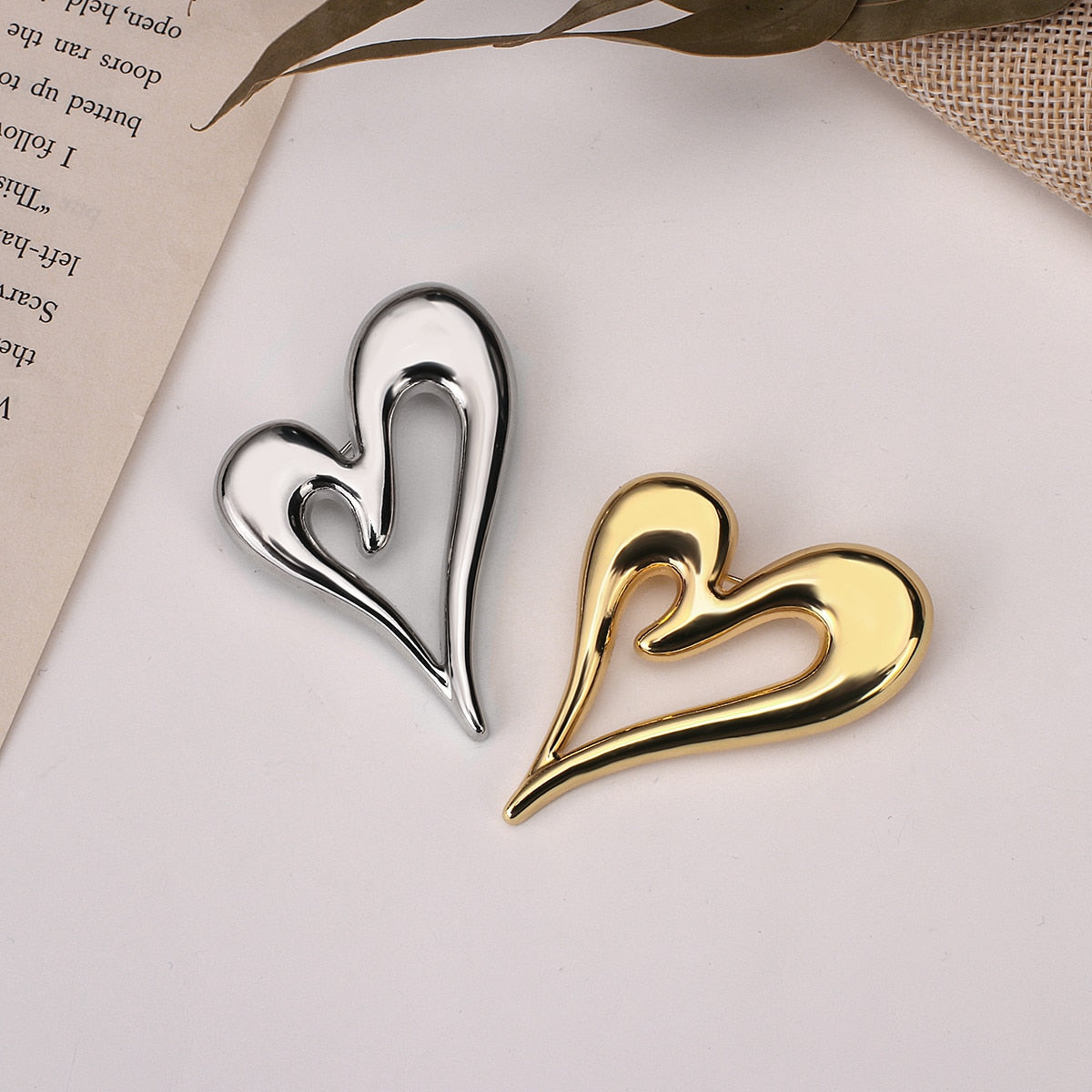 sengpan Elegant Hollow Heart Pins Brooches for Men Women Unisex Brooch Pins Wedding Jewelry Brooch Christmas New Year Gift