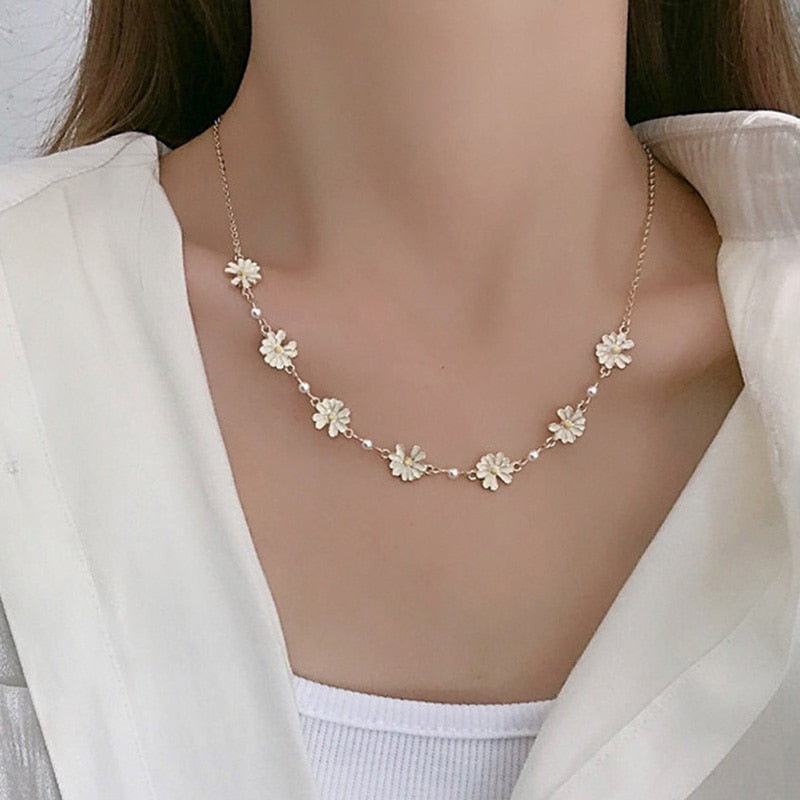 sengpan Christmas gifts ideas Dainty Charm Daisy Flower Necklace Choker Pendant Women Jewelry Gold Color Clavicle Chain Pearl Statement Wedding Accessories