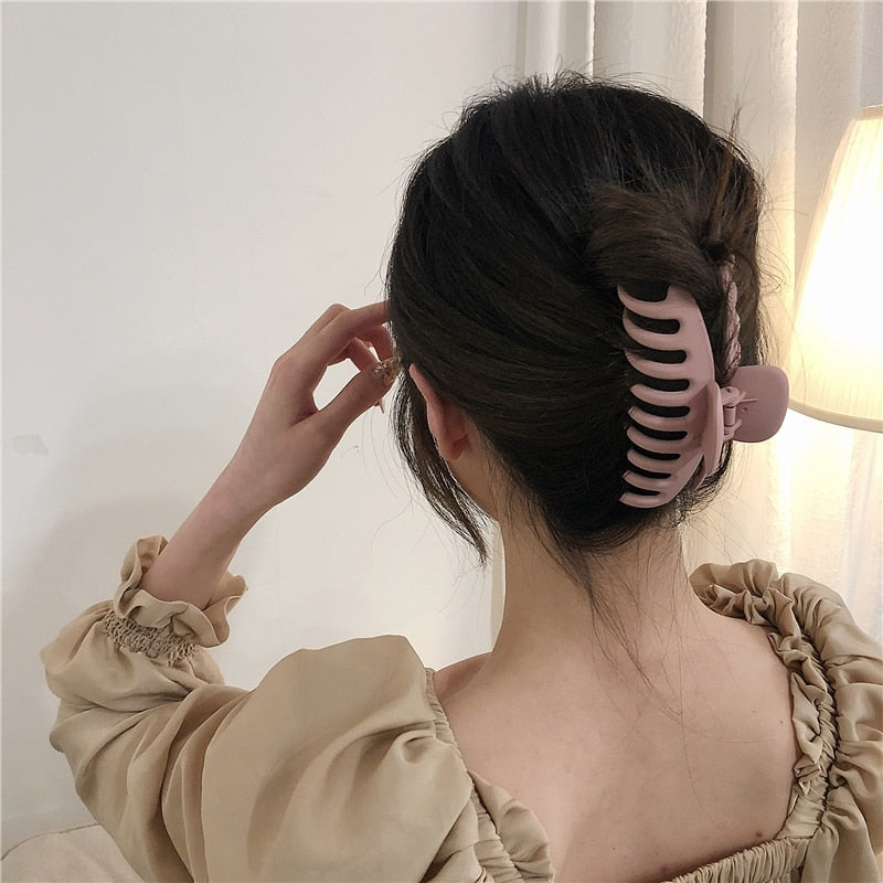 sengpan Sweet Scrub Color Acrylic Grasp Clip Simple Oval Hollow Leopard Grasp Hair Crab for Women Makeup Bath Hair Accessories