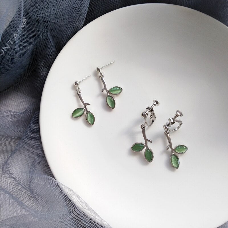 sengpan Korean Simple Small Fresh Green Stone Leaf Shape Ear Clip Earrings Temperament Green Crystal Leaf Clip Earrings Without Piercing