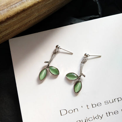 sengpan Korean Simple Small Fresh Green Stone Leaf Shape Ear Clip Earrings Temperament Green Crystal Leaf Clip Earrings Without Piercing