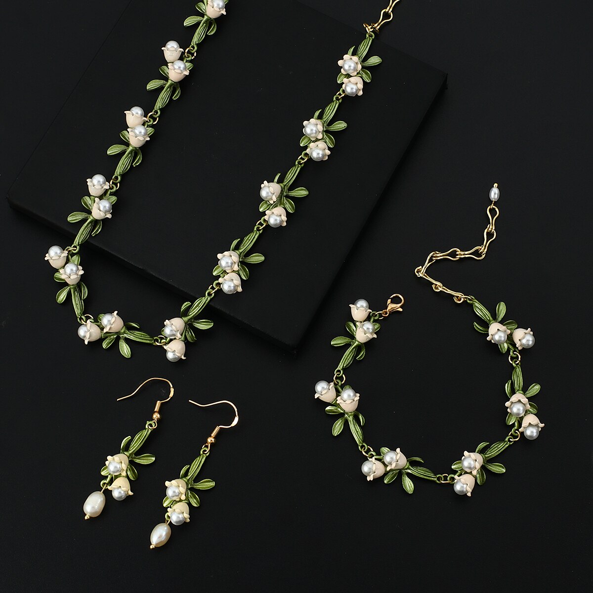 sengpan Personality White Floral Leaf Bracelets Trendy Alloy Enamel Lily Valley Charm Chain Bangle Bracelets for Women Female