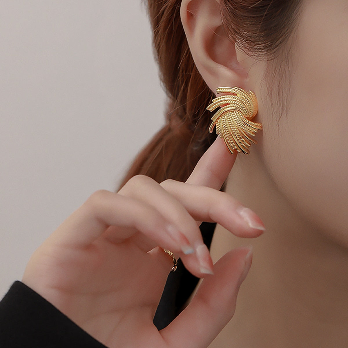 sengpan Punk Irregular Metal Twist Big Geometric Earrings Unique Gold Color Drop Earrings Women New Fashion Jewelry brincos