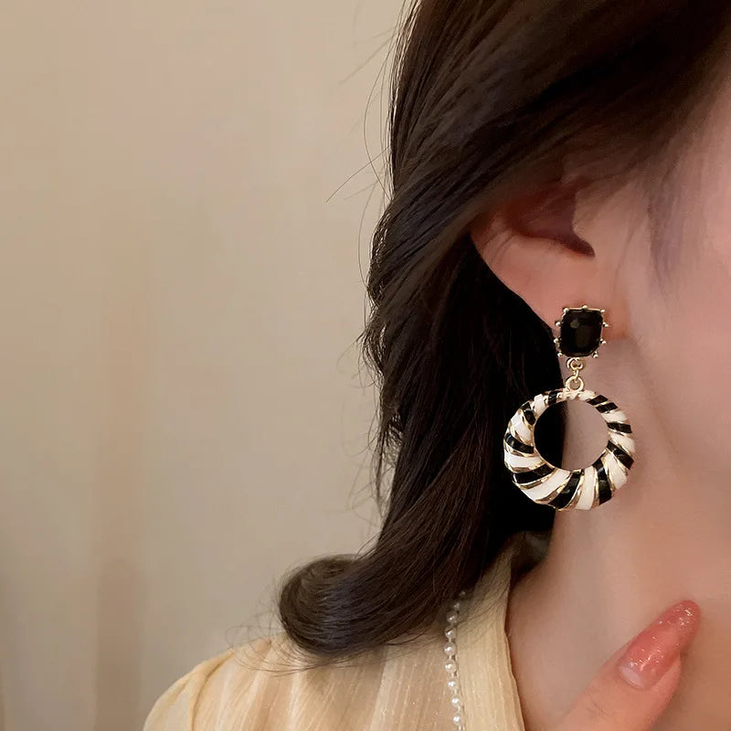 sengpan Black White Striped Earrings Inlaid Zircon Hollow Geometric Earrings Suitable Women's Fashionable Temperament Gorgeous Jewelry