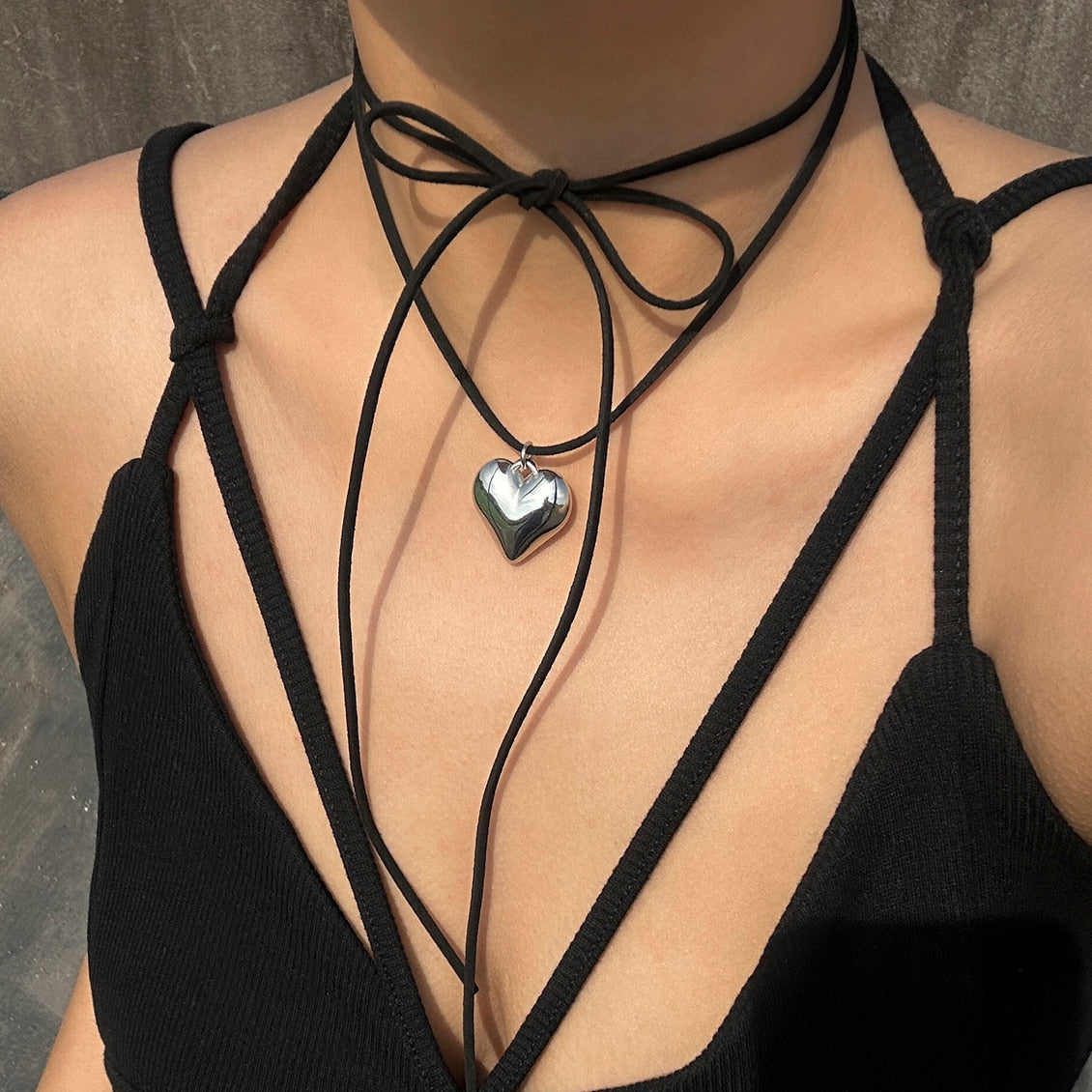 sengpan Goth Black Velvet Big Heart Pendant Choker Necklace for Women Elegant Weave Knotted Bowknot Adjustable Chain New Year Jewelry