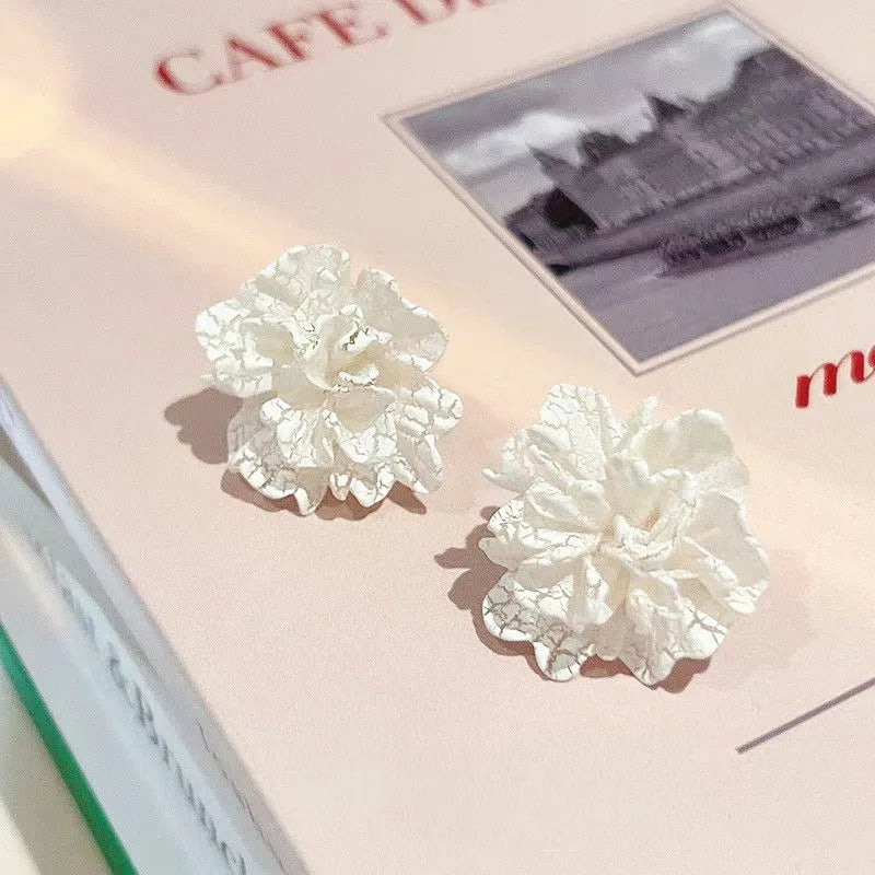 Lianfudai New Big White Flowers Stud Earrings for Women Personality Fashion Unique Design Brincos Wedding Jewelry Wholesale Birthday Gift