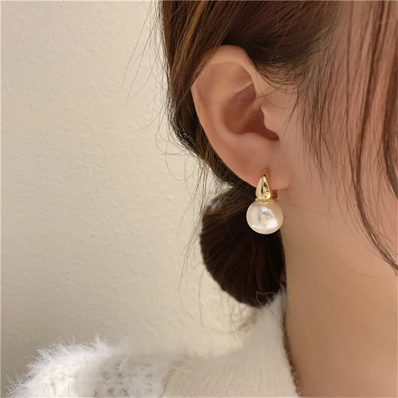 Lianfudai 2024 New Cute Pearl Studs Hoop Earrings for Women Silver Color Eardrop Minimalist Tiny Huggies Hoops Wedding Fashion Jewelry