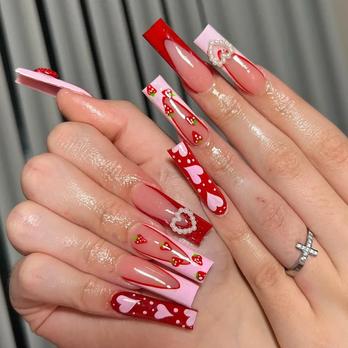 sengpan Romantic Red Lips Valentine's Day Wearable Fake Nails Frosted White Detachable Finished False Nails Press on Nails with Glue