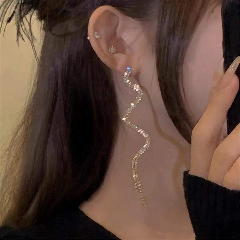 Lianfudai New Fashion Trend Unique Design Elegant Delicate Snake Shape Zircon Tassel Stud Earrings Women Jewelry Party Gifts Wholesale