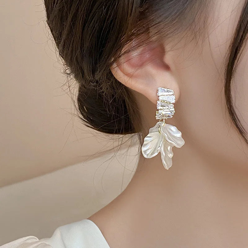 sengpan New Classic Fashion Glossy Earrings Women Simple Korean White Shell Flower Earrings Temperament Light Luxury Jewelry Gift