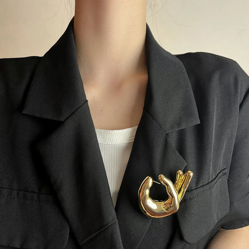 Lianfudai New metal OK gesture pattern brooch exquisite fashion simple versatile brooch pin accessories ladies banquet gift 2024