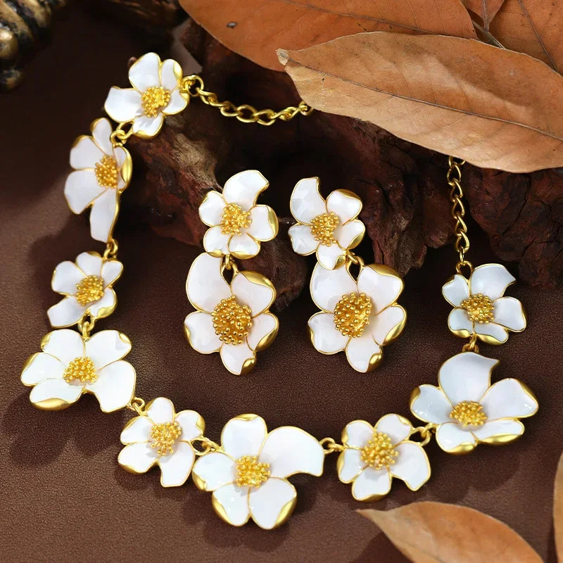 Lianfudai New Retro Flower Red and White Earrings Necklace Set