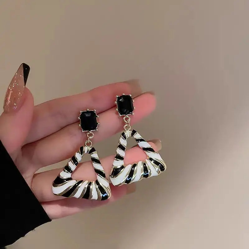 sengpan Black White Striped Earrings Inlaid Zircon Hollow Geometric Earrings Suitable Women's Fashionable Temperament Gorgeous Jewelry