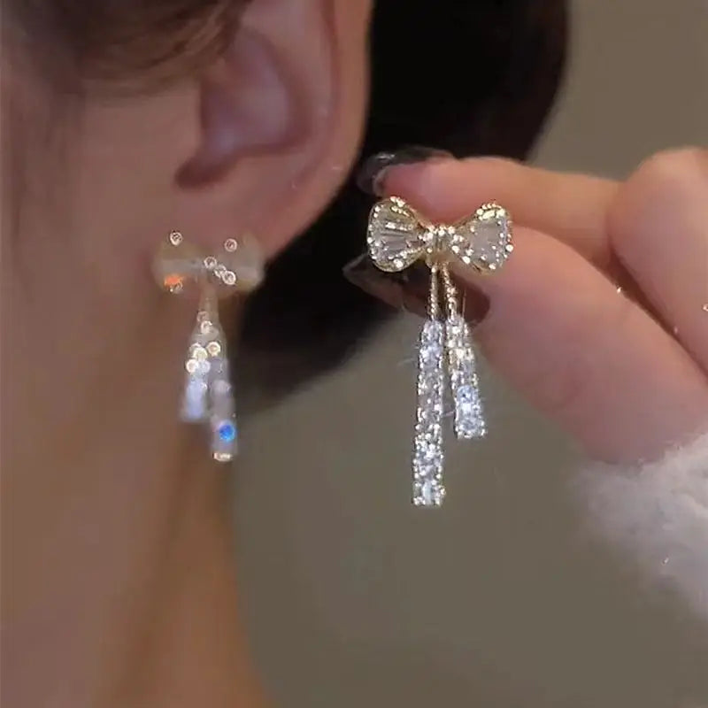 Lianfudai New Fashion Trend Unique Design Elegant Delicate Snake Shape Zircon Tassel Stud Earrings Women Jewelry Party Gifts Wholesale