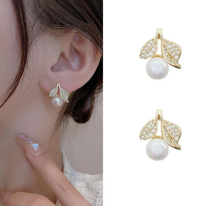 sengpan 2024 New Bright Crystal Luxury Korean Unusual Claw Stud Earrings Ear Piercing Hook Irregular Pearl Christmas Jewelry Gift