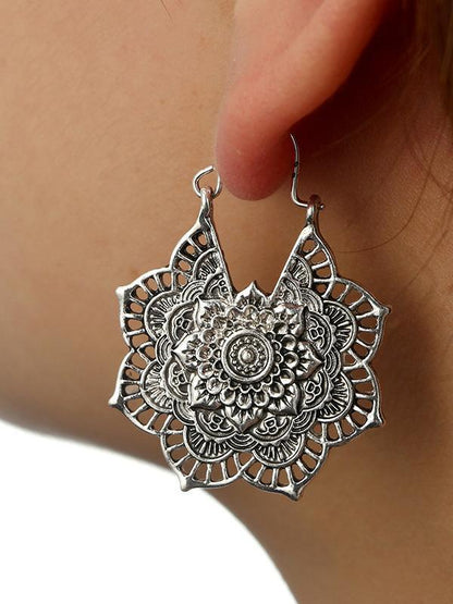 Lianfudai 2024 New Vintage Hollow Alloy Flower Earring Accessories