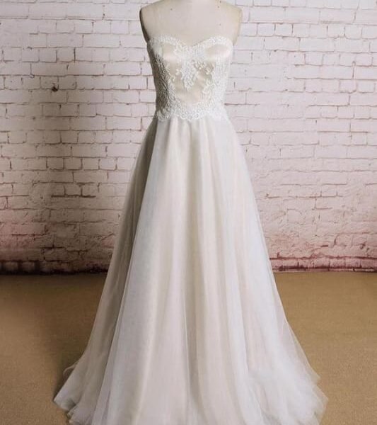 Awesome Strapless Lace Tulle A-line Wedding Dress
