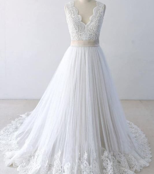 Elegant V-neck Lace Tulle A-line Wedding Dress