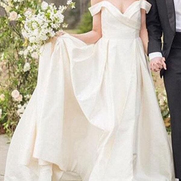 Vintage Wedding Dresses Off The Shoulder Sleeveless Satin Fabric Court Train Sash Bridal Dress