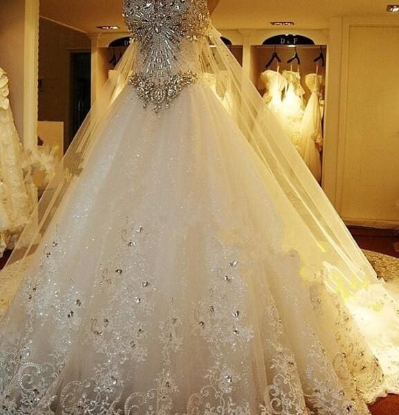 Wedding Dresses Lace Applique Bridal Gown Strapless Sweetheart Neckline Beaded Cathedral Train Wedding Gown